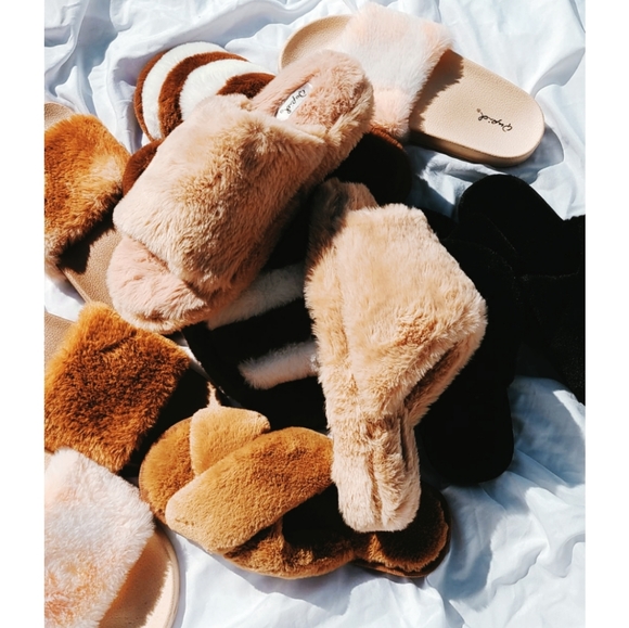 🚨FEW SIZES LEFT// Taupe fur slides - Picture 2 of 4